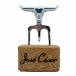 Garfo Tridente em Alumínio Fundido com Base em Madeira Personalizado