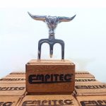 Garfo Tridente em Alumínio Fundido com Base em Madeira - Imagem 13