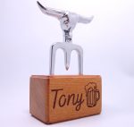 Garfo Tridente em Alumínio Fundido com Base em Madeira Personalizado