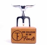 Garfo Tridente em Alumínio Fundido com Base em Madeira Personalizado