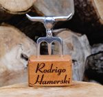 Garfo Tridente em Alumínio Fundido com Base em Madeira Personalizado