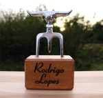 Garfo Tridente em Alumínio Fundido com Base em Madeira Personalizado