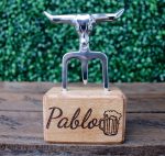 Garfo Tridente em Alumínio Fundido com Base em Madeira Personalizado