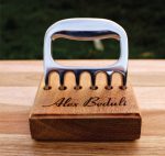 Garfo Garra de Urso em Alumínio Fundido com Base em Madeira Personalizado