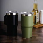 Caneca térmica personalizada em inox 700ml com pintura powder coat, alça ergonômica, tampa transparente e gravação a laser 04083 atacado distribuidora brindes
