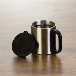 Caneca em inox 180 ml personalizada a laser com acabamento em aço escovado café 7392 pequena