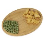 petisqueira oval de bambu servindo petiscos variados