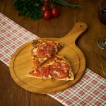 tábua de corte redonda com cabo em bambu personalizada a laser para churrasco e cozinha